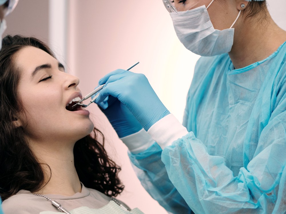 Erwachsene Patientin mit transparenter Aligner-Schiene