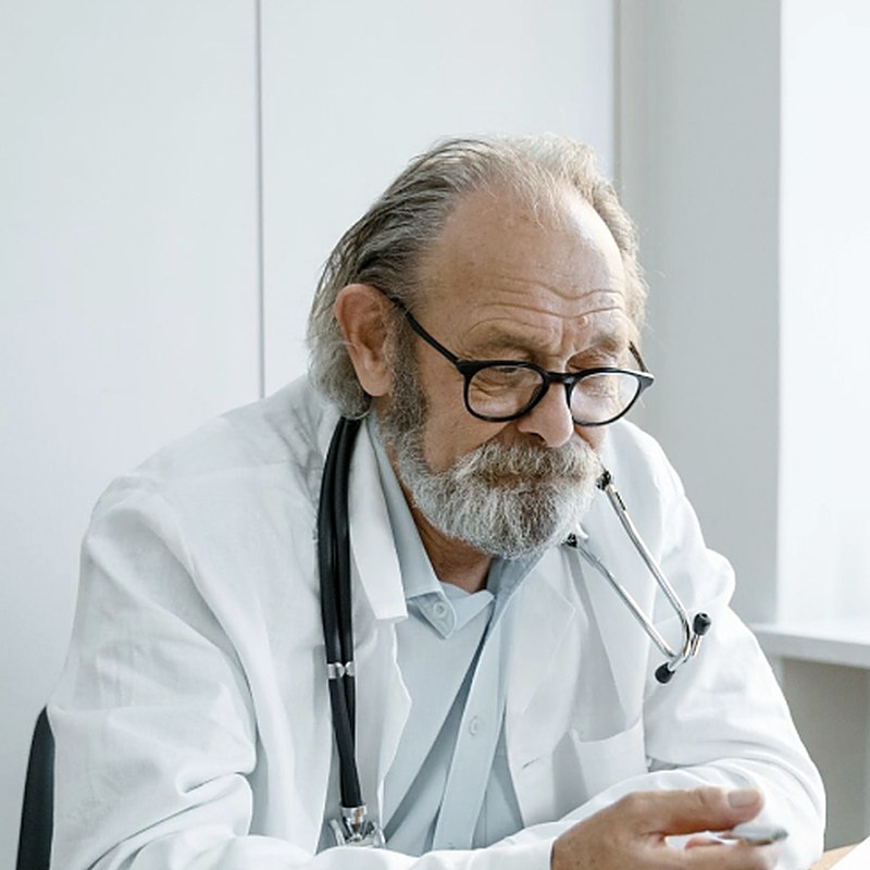 Dr. Max Mustermann, Fachzahnarzt für Kieferorthopädie